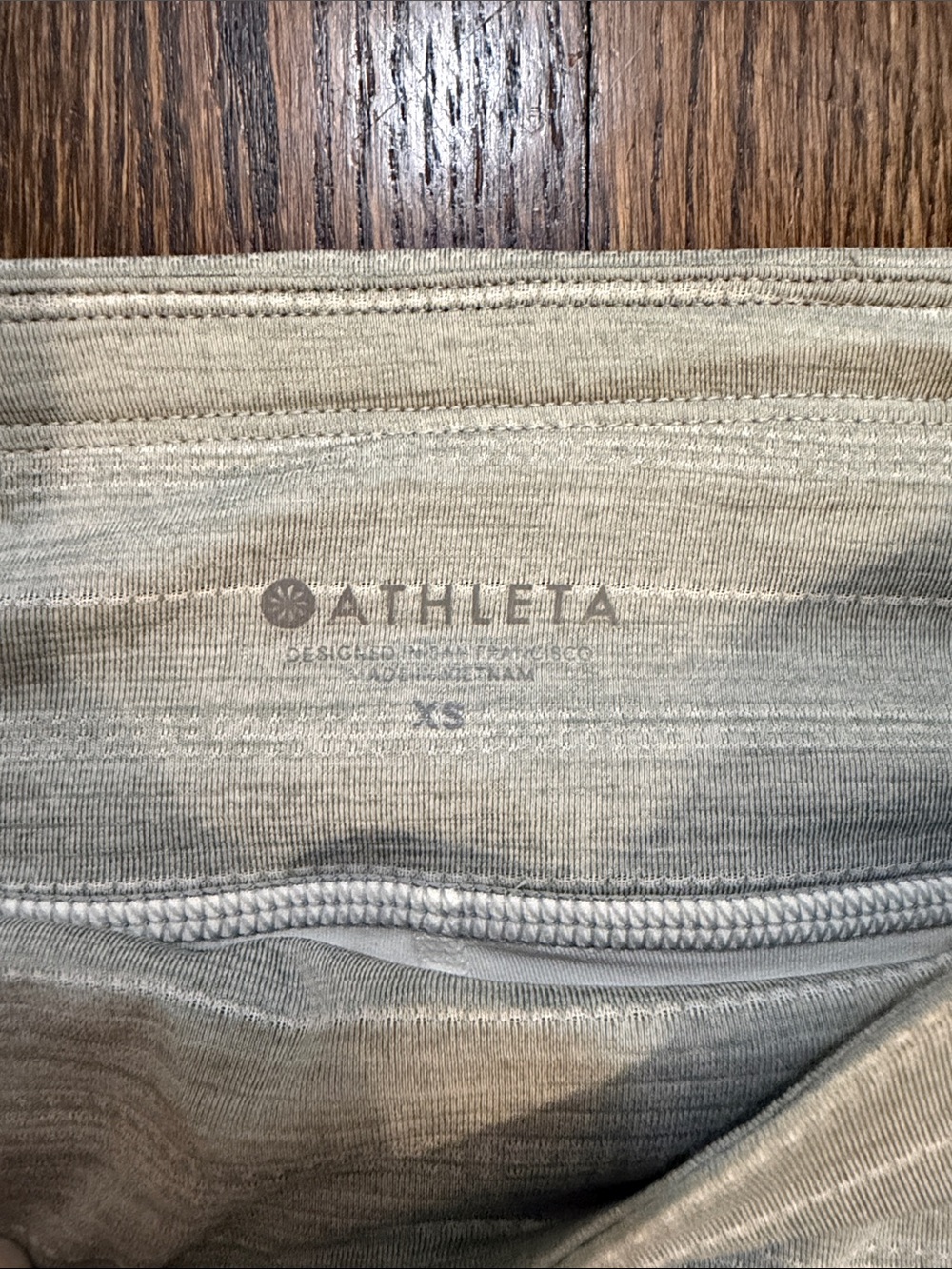 Athleta XS Grey Striped Tiered Mini Skort with Layered Hem - Picture 2 of 3